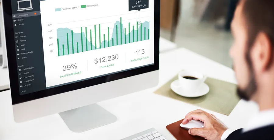 Painel de dashboard mostrando métricas de marketing e vendas em tela de computador