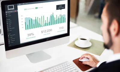 Painel de dashboard mostrando métricas de marketing e vendas em tela de computador