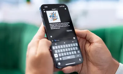 Pessoa usando inteligência artificial em aplicativo de celular para responder mensagens de clientes