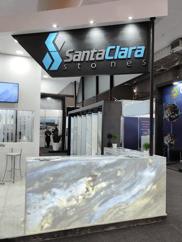 Estande da Santa Clara Stones em feira do setor de mármore e granito