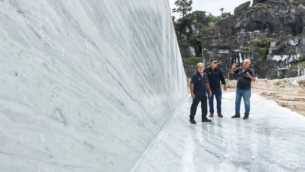 Sócios da Santa Clara Stones na pedreira própria em Cachoeiro de Itapemirim