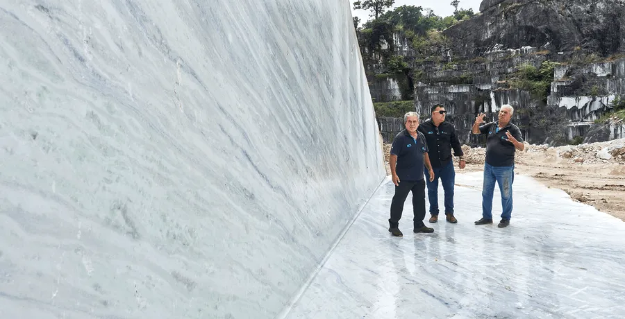 Sócios de uma mineradora de mármore na própria pedreira em Cachoeiro de Itapemirim, cidade conhecida pela força da indústria de rocha ornamental