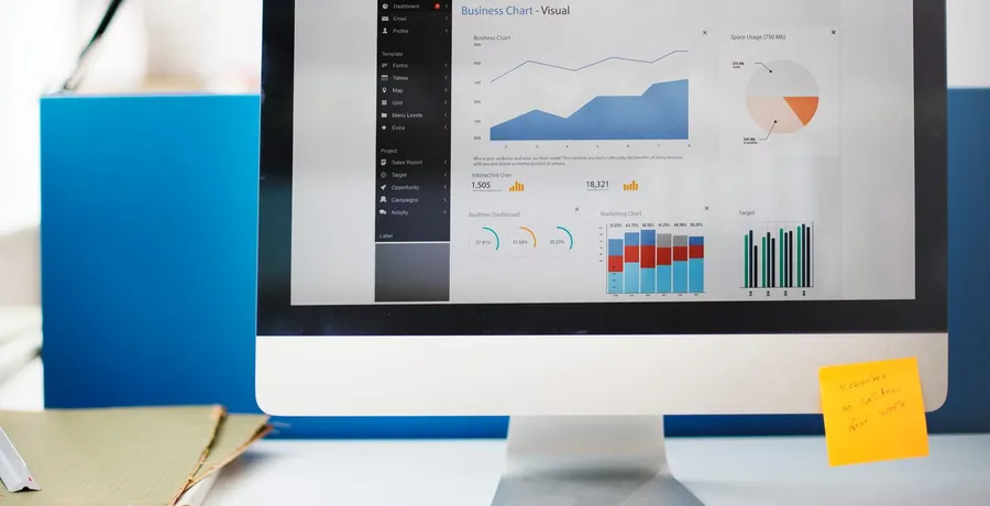Gráfico de desempenho de campanha de marketing digital em tela de computador