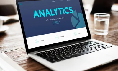 Tela de computador mostrando gráficos de desempenho de campanhas de marketing