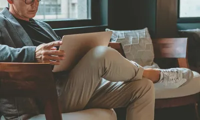 Pessoa analisando dados de segmentação de público em tela de computador