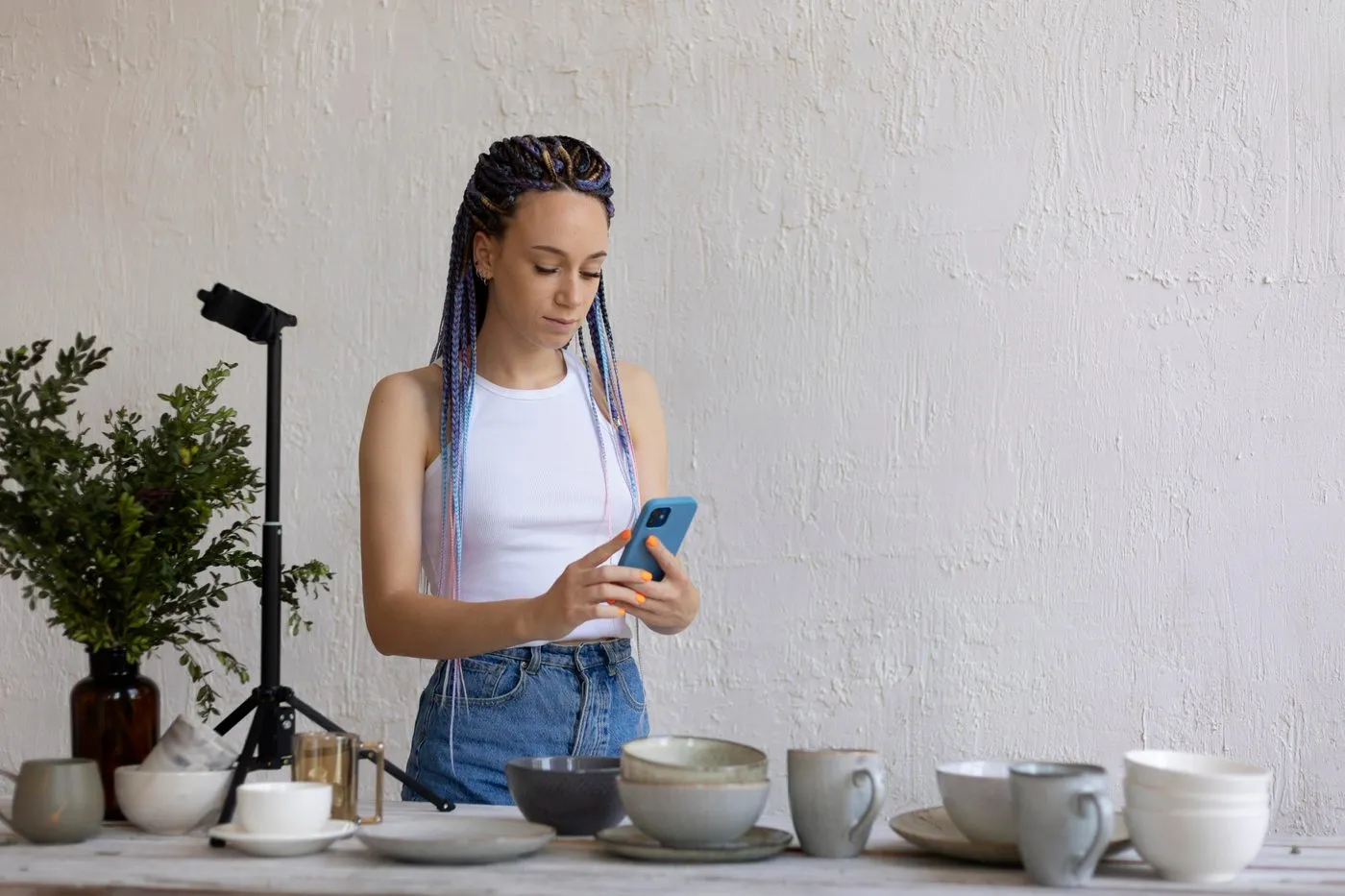 Dono de negócio fotografando produto para divulgar nas redes sociais