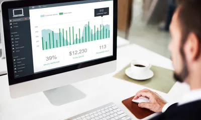 Dashboard de CRM mostrando funil de vendas e dados de clientes