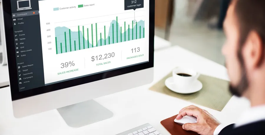 Dashboard de CRM mostrando funil de vendas e dados de clientes
